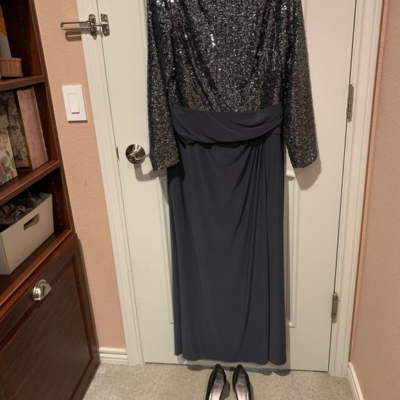 Flattering, comfortable Mother-of-the-Bride/Groom column gown in gray. - Picture 4 of 11